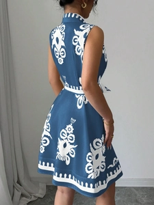 Détail de la robe sans manches bleu marine à fleurs géométriques avec ceinture à nouer