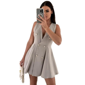 Robe blazer sans manches col en V à double boutonnage avec jupe plissée gris clair