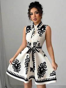 Détail de robe à fleurs sans manches montrant le col chemise et la ceinture nouée
