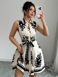 Détail du nœud à la taille et imprimé floral géométrique sur une robe chemise sans manches