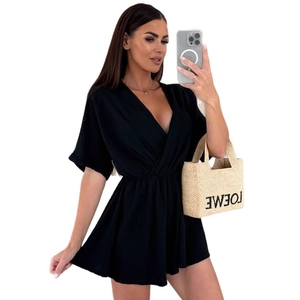 Combinaison noire chic avec col en V, taille cintrée et tissu texturé élégant