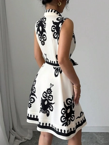 Détail d'une robe fleurie blanche sans manches avec col montant et imprimé vintage