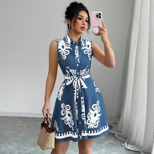 Robe d'été sans manches bleu marine à imprimé bohème avec ceinture nouée à la taille