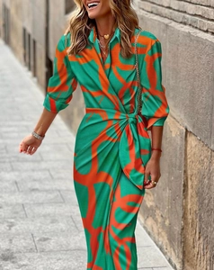 Détail du nœud à la taille sur robe midi à imprimé géométrique contrasté et revers