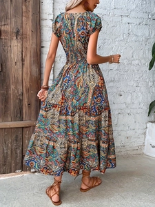Détails de la robe longue bohème avec taille élastique et motifs imprimés cachemire