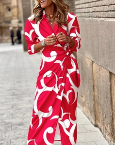 Détail de la taille nouée et du motif abstrait blanc sur le tissu rouge de la robe