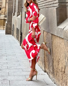 Détail d'une robe longue à imprimé géométrique rouge et blanc avec manches longues