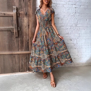 Robe longue bohème à imprimé paisley, col en V, taille élastique et jupe à étages