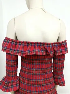 Détail de la robe écossaise rouge à épaules dénudées avec smocks et volants