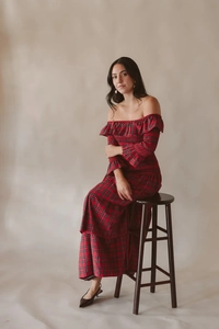 Détails de la robe à carreaux rouges avec col à volants et texture élastique smockée