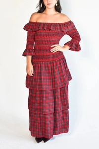 Détail de la robe écossaise rouge de Noël avec buste smocké et ourlet à volants