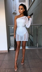 Détail de la robe crochetée blanche à une épaule avec des motifs de losanges ajourés
