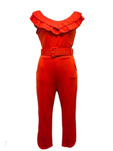 Détail d'une combinaison rouge à épaules dénudées avec encolure à volants et ceinture