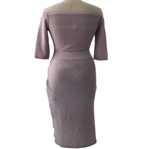 Vista posteriore del vestito midi viola glitterato con spalle scoperte su manichino