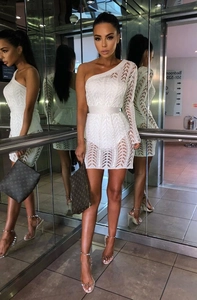Détail de robe blanche asymétrique en dentelle crochetée avec texture évidée et coupe slim