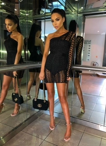 Détail d'une mini robe noire à une épaule avec tulle transparent et dentelle géométrique