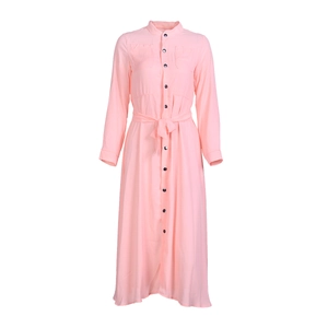 Détail d'une robe chemise rose clair ajustée avec boutons sur le devant et ceinture nouée