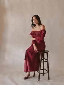 Robe maxi de Noël à carreaux rouges avec épaules dénudées, volants et taille smockée