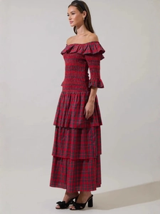 Robe longue à carreaux rouges avec épaules dénudées et jupe à plusieurs niveaux