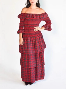 Robe longue à carreaux rouges avec col bardot, bustier froncé et jupe à plusieurs niveaux