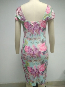 Abito estivo aderente con stampa a rose, scollatura a U sul retro e zip nascosta