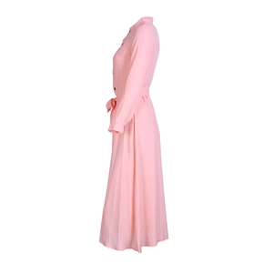 Vue détaillée de la robe rose à manches longues avec ceinture et boutons à simple boutonnage