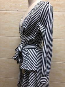 Detail von gestreiftem V-Ausschnitt Kleid mit Knöpfen und Taillenband-Schleife