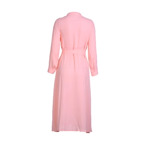 Vue arrière de la robe midi rose clair à manches longues avec ceinture à la taille