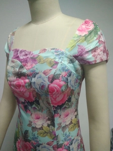 Abito vintage attillato a fiori rosa con scollo a cuore e maniche a conchiglia