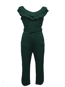 Détail d'une combinaison vert foncé à épaules dénudées avec décolleté à volants et ceinture