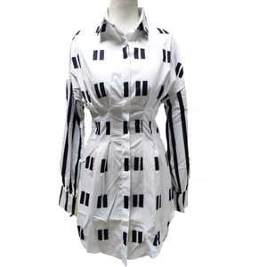 Robe chemise à manches longues avec imprimé géométrique noir et blanc et plis