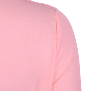 Gros plan de la couture d'épaule sur une robe rose à manches longues de qualité