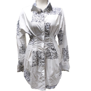 Détail des plis à la taille et imprimé manuscrit noir sur robe chemise blanche