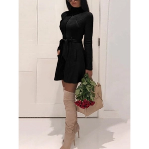 Dettaglio giacca scamosciata nera con cintura a vita alta e taglio slim fit elegante