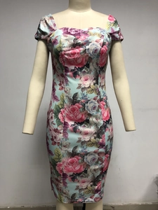 Dettaglio dell'abito floreale azzurro con stampa di rose e design sciancrato