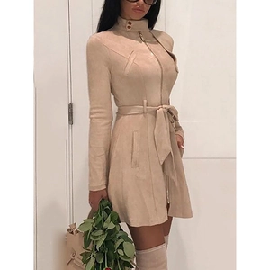 Dettaglio vestito scamosciato beige con cerniera anteriore e cintura in vita abbinata