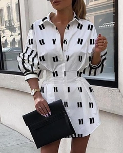 Détail des plis à la taille et de l'imprimé à rayures sur cette robe chemise longue