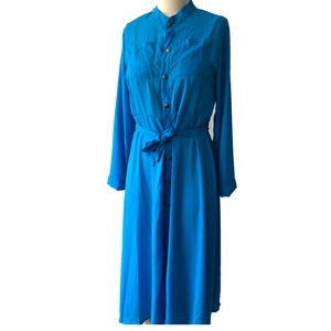 Détail de la robe chemise bleue à manches longues avec col à revers et poches