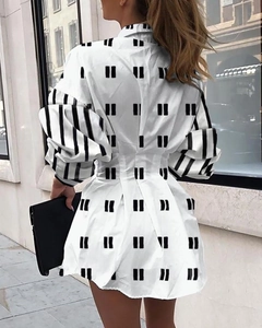 Robe chemise élégante à manches longues avec motif géométrique noir et ceinture