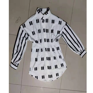 Détail de la robe chemise à taille plissée avec motifs noirs et manches rayées