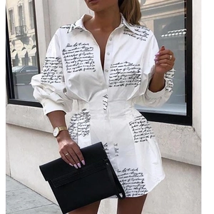 Robe chemise blanche à manches longues avec imprimé écriture et taille plissée
