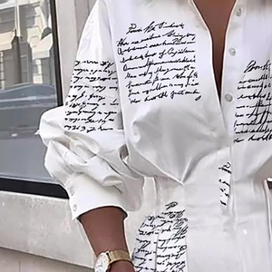 Chemise blanche à manches longues avec imprimé artistique en cursive noire pour femme