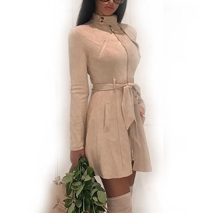 Giacca da donna in finto camoscio beige con colletto alto bottoni oro e cintura