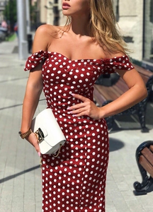 Détail d'une robe rouge à pois avec épaules dénudées et manches volantées élégantes