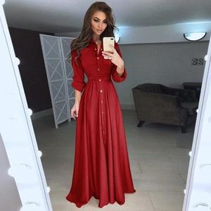 Robe longue rouge élégante à manches longues avec boutonnage simple et ceinture nouée