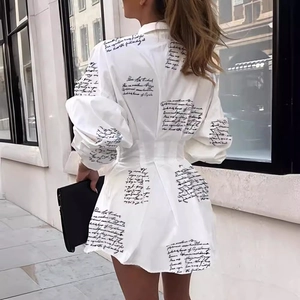 Robe chemise blanche à manches longues avec imprimé lettres et taille cintrée pour l'automne