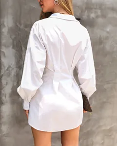 Vue détaillée du design plissé à la taille au dos d'une robe chemise blanche
