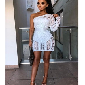 Robe mini sexy blanche à une épaule en maille crochetée avec manche longue et ceinture