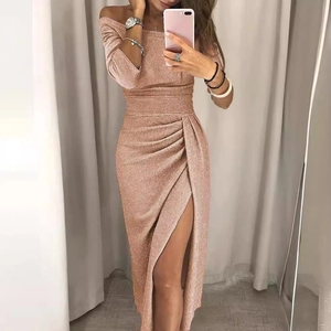 Elegante abito oro rosa con spalle scoperte, spacco alto e dettagli in vita a pieghe