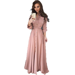 Robe longue rose poudré à manches longues, boutonnée avec ceinture et jupe évasée